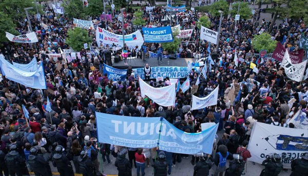 5877_marcha_universitaria_unt