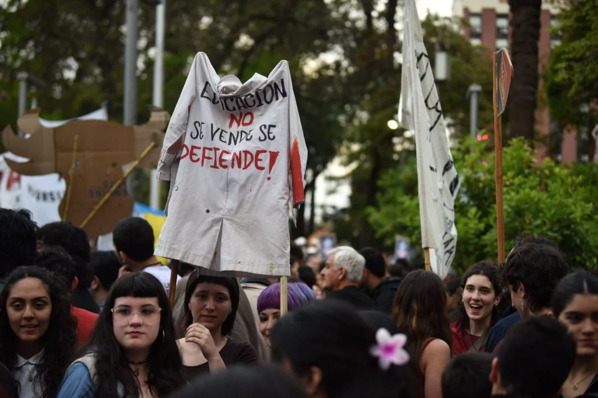 en-defensa-guardapolvo-consigna-educacion-no-se-vende-se-defiende-sobresalio-entre-carteles-marcha-federal-universitaria-1158261-203813