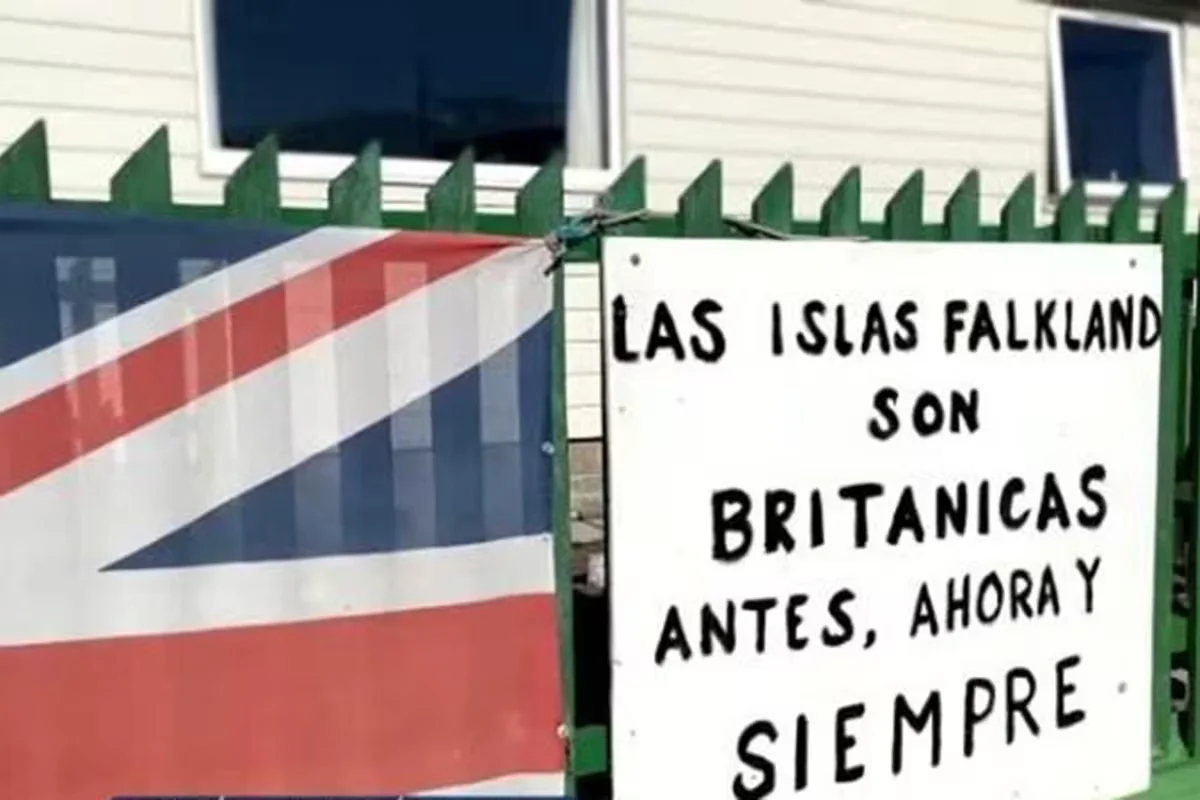 un-cartel-exhibido-en-las-islas-5FM23JSXHFAJBOV3O5A6RVFM4Q