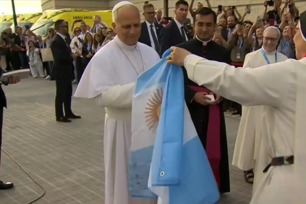 1200x800_leon-xiv-recibe-bandera-argentina-manos-integrantes-mision-humanitaria-viajara-hacia-ucrania-vehiculos-suministros-ayuda-1140412-212704