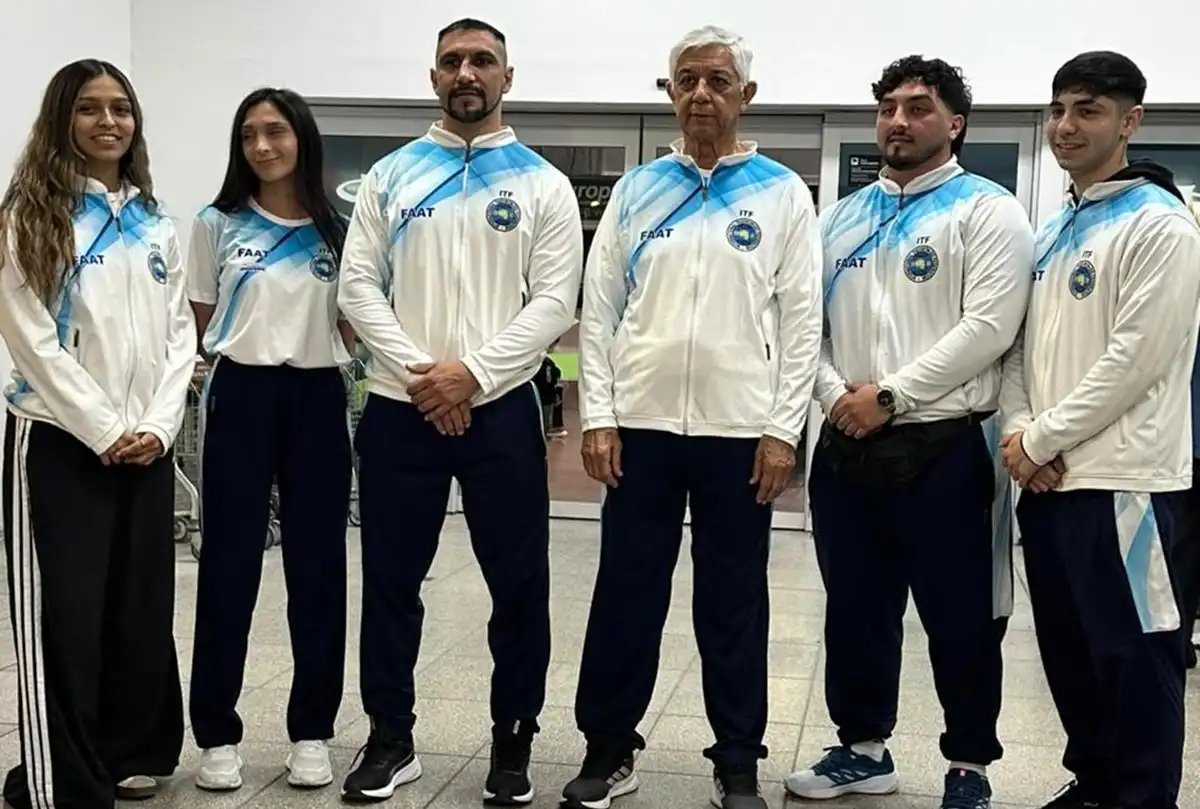 1200x809_representacin-tucumana-enrique-romero-agostina-romero-karla-castro-augusto-valiente-junto-al-gran-maestro-adolfo-villanueva-entrenador-enrique-romero-h-integran-delegacion-1159174-164739