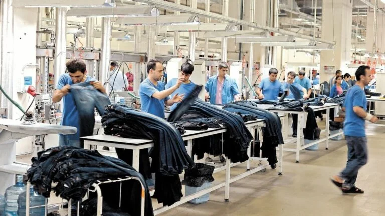 linea_de_produccion_industria_textil_shuttersto.jpg_185051853-1-e1734200721762-768x432