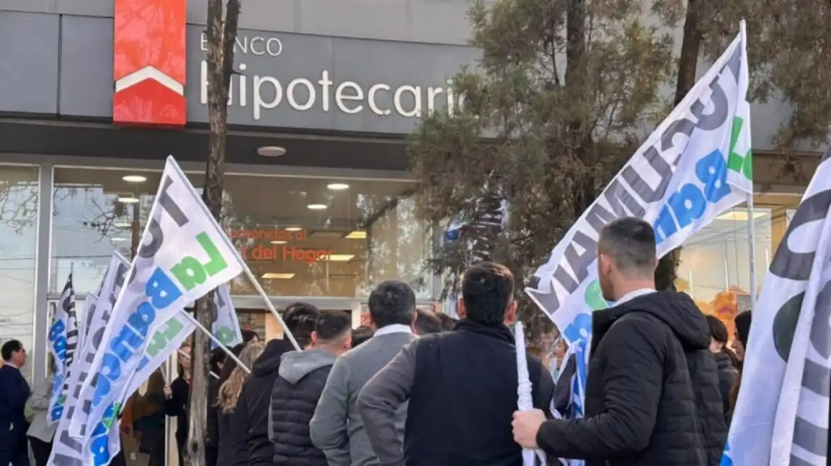 1200x674_banco-hipotecario-bancaria-paralizara-todas-sucursales-tucuman-contra-cierre-despidos-1151035-194110