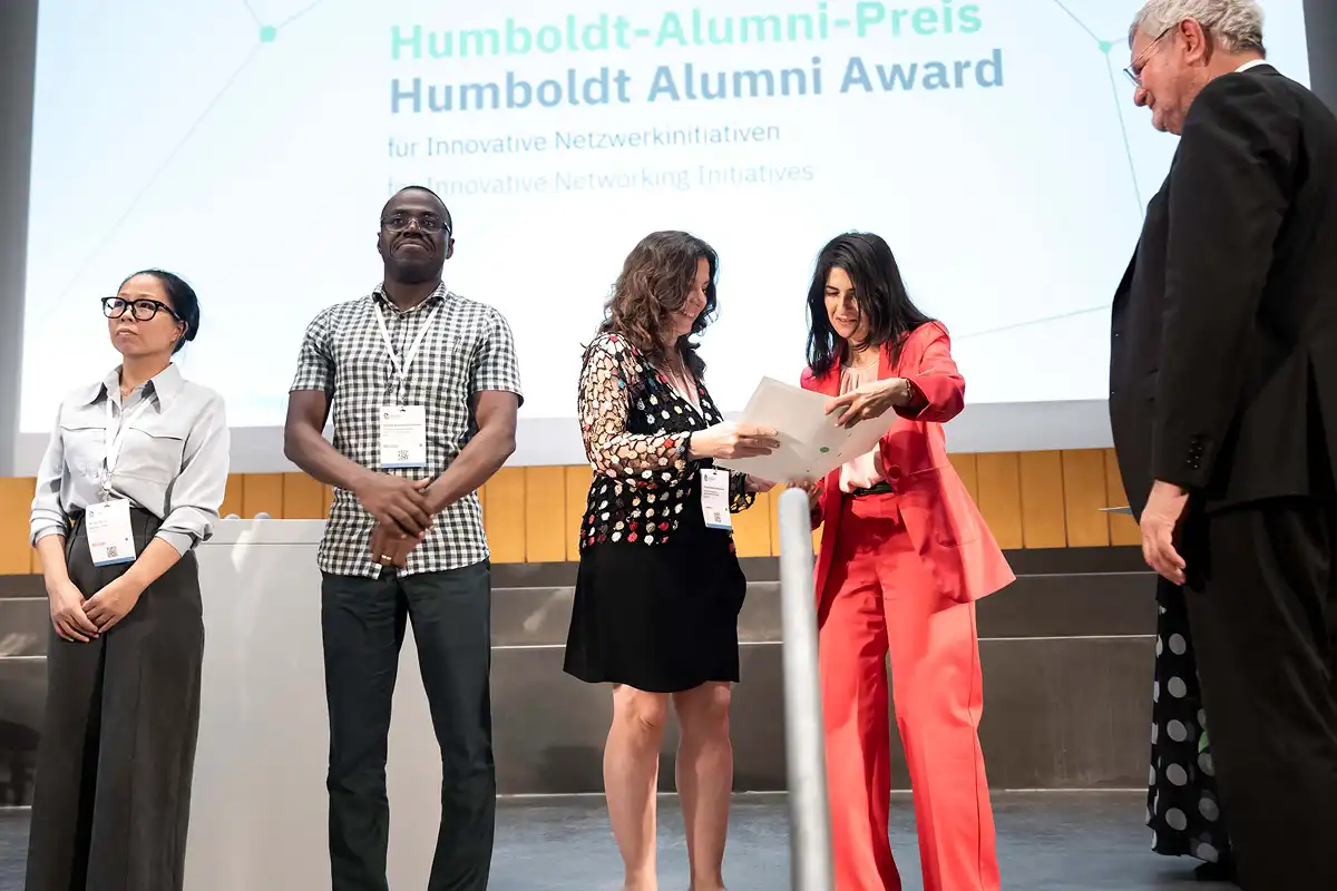 1200x800_reconocimiento-virginia-recibio-berlin-humboldt-alumni-award-for-innovative-networking-initiatives-wimagine-1143470-194531