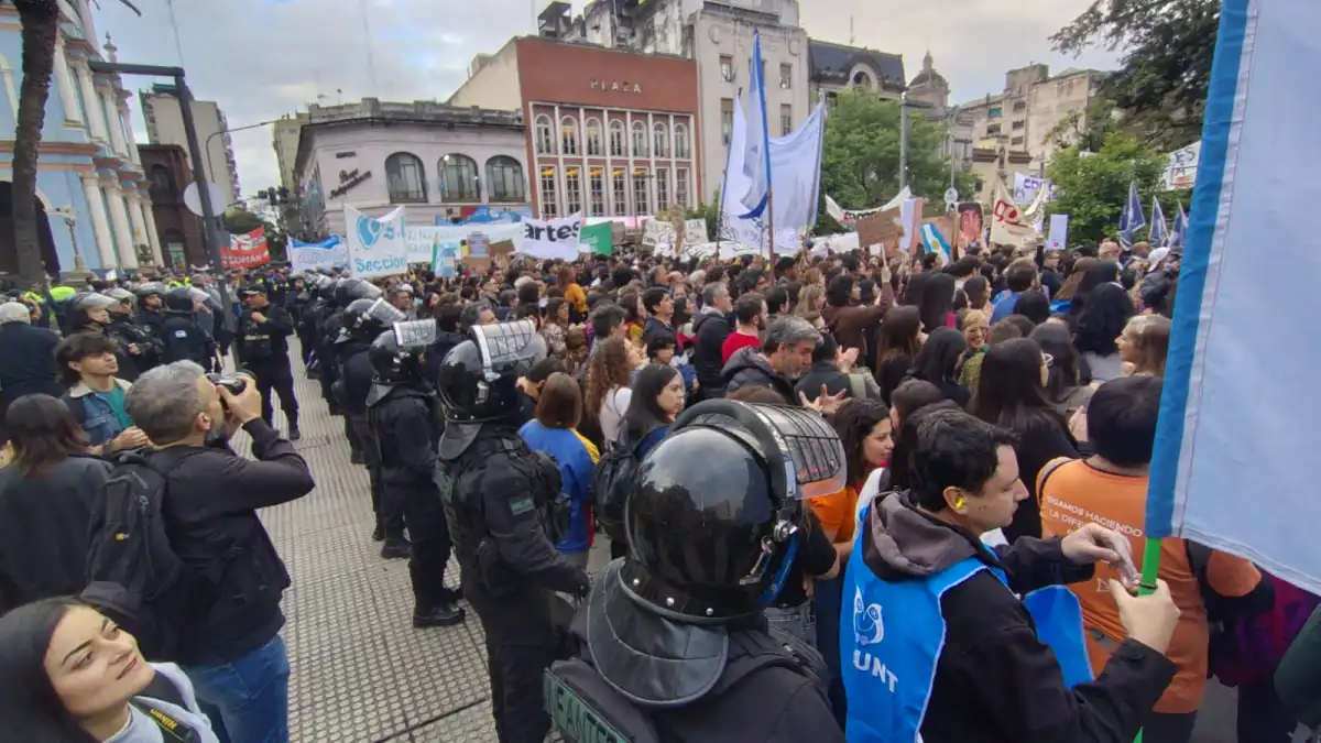 1200x675_dame-leyenda-movilizacin-multitud-estudiantes-docentes-trabajadores-universitarios-se-concentro-frente-al-rectorado-unt-bajo-presencia-amplio-operativo-1158261-203721