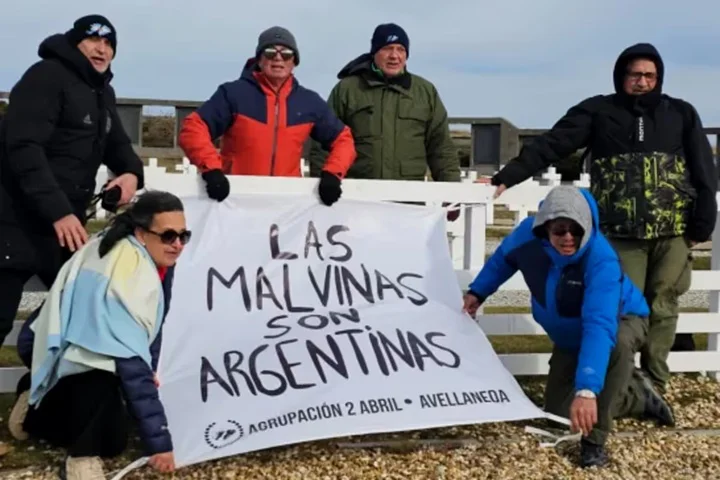 90663_Una_r__plica_de_la_bandera_de_Malvinas_que_exhibi___la_selecci__n_lleg___a_las_islas_junto_a_un_grupo_de_excombatientes_2