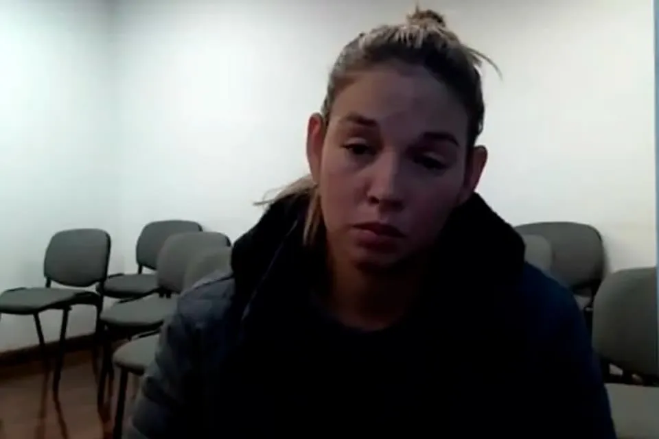 la-acusada-liliana-carrizo-introdujo-mano-bolsillo-interno-saco-gobernador-extrajo-movi