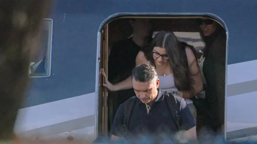 flavio-bolsonaro-al-bajar-del-avion-en-miami-foto-reuters-CH6DJ4BR25CGPBN2ILZREMEYFA